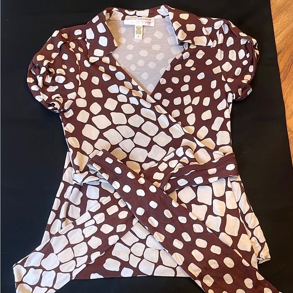 Diane Von Furstenberg Vintage wrap top Size Small.  100% Silk - Picture 1 of 4